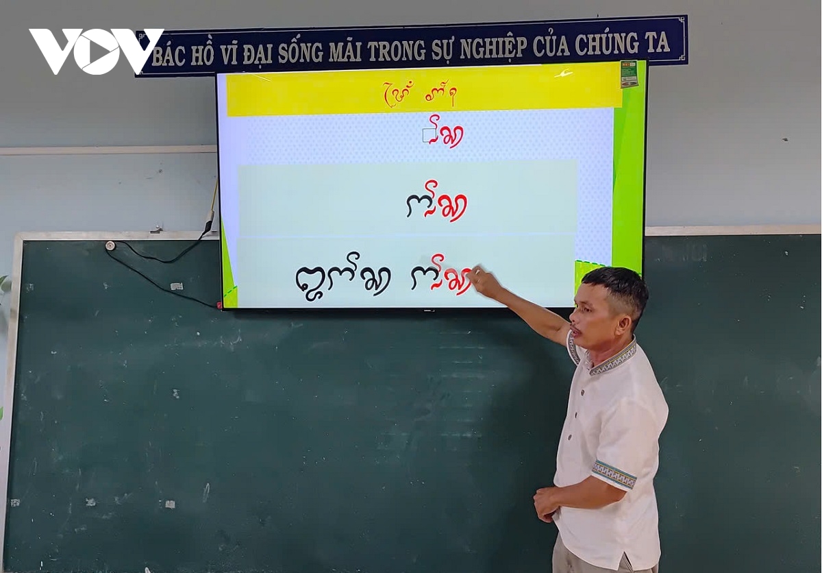 Những nhà giáo "gieo mầm" văn hoá Chăm qua con chữ ở Lâm Đồng
